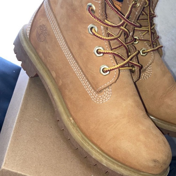 Timberlands barely worn size 8 in girls - Picture 3 of 5